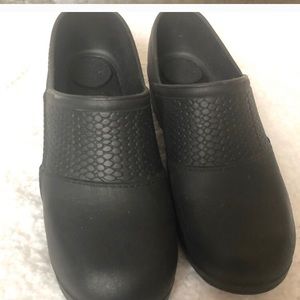 landau unleashed nursing clogs